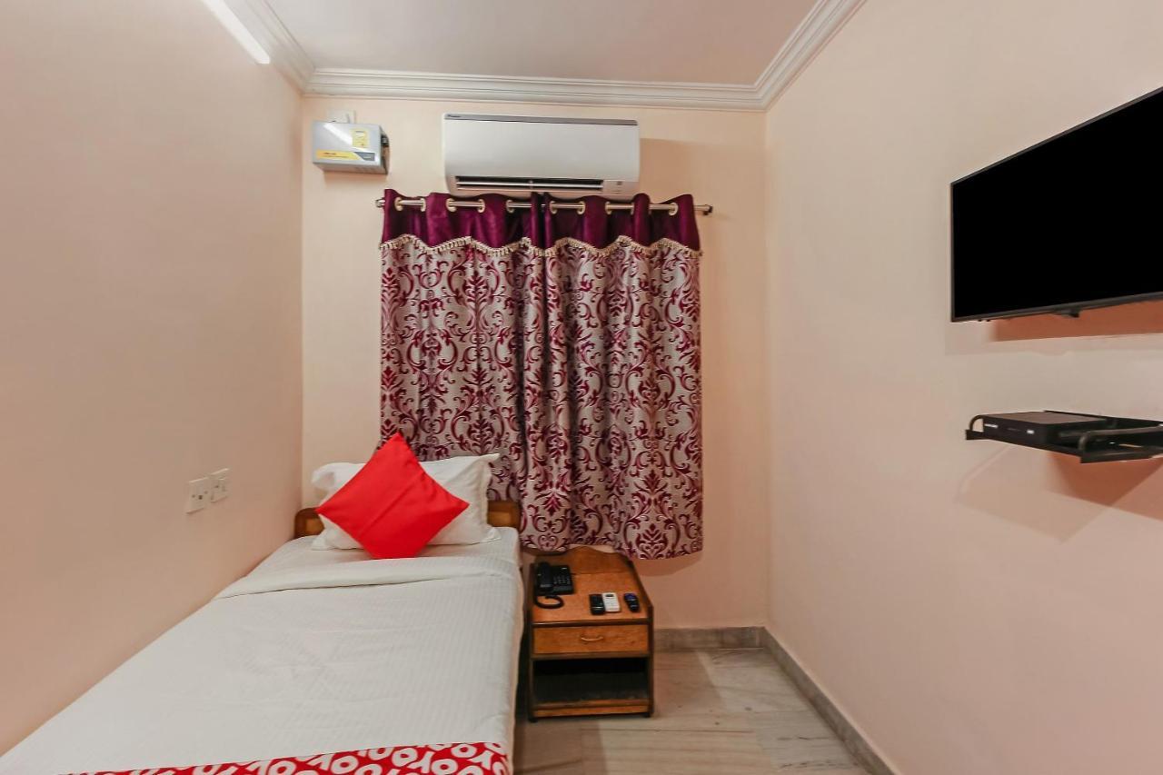 Oyo 23191 Flagship Hotel Raj Madan Ameerpet Hyderabad Bagian luar foto
